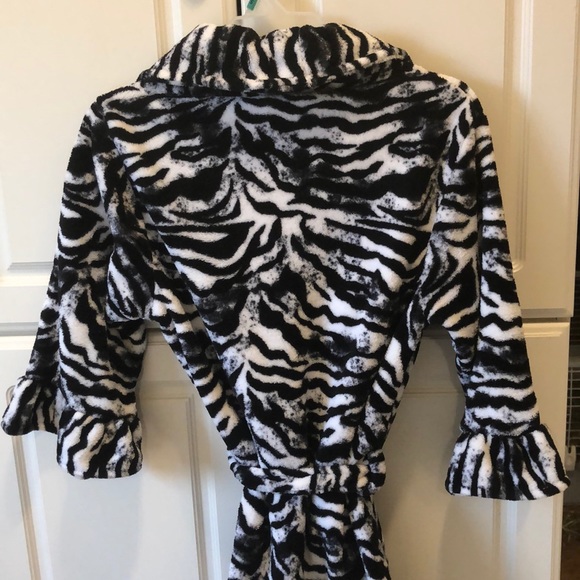 NWT robe - Picture 2 of 7